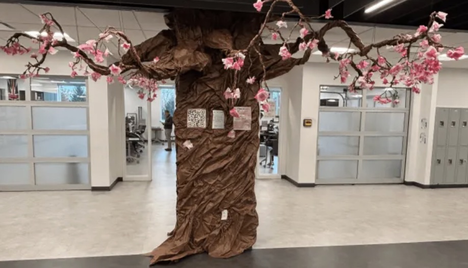 A paper tie covering a column